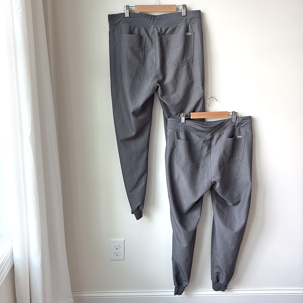 Figs Set of 2 Zamora Jogger Scrub Pants Grey #1670 6 Pockets Yoga Waist Size M - Picture 3 of 12